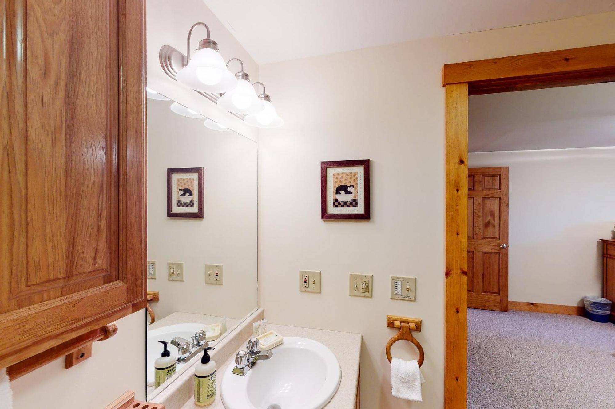 Summit Solitude & Latitude Adjustment Jay Room photo